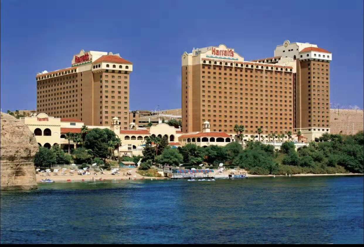 康輝考察團(tuán)，暢游美國(guó)第二站，水上賭城拉芙林 有水上賭城之稱的拉芙林是內(nèi)華達(dá)州第三大賭城。此城坐落於加