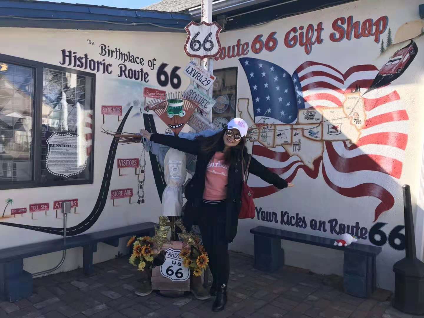 美國66號(hào)公路（Route 66），被美國人親切地喚作“母親之路”。呈對(duì)角線的66號(hào)公路，從伊利諾伊