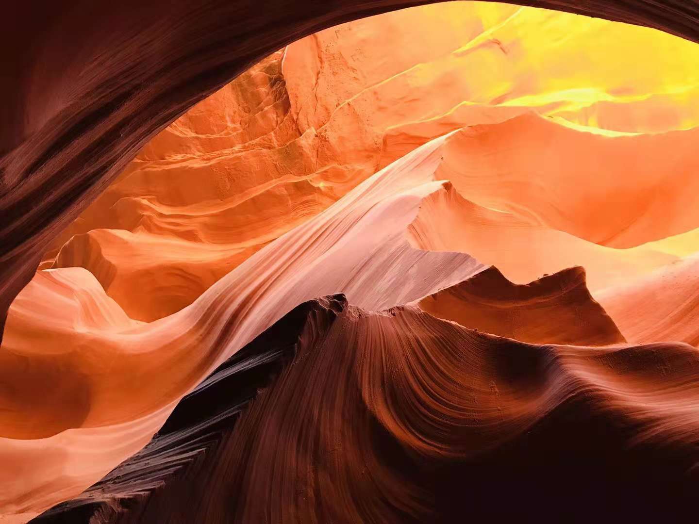 羚羊彩穴 世界十大攝影地點(diǎn)之一的羚羊彩穴，位于美國亞利桑納州北方，是柔軟的砂巖經(jīng)過百萬年的各種侵蝕力