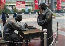 步行街上的銅像